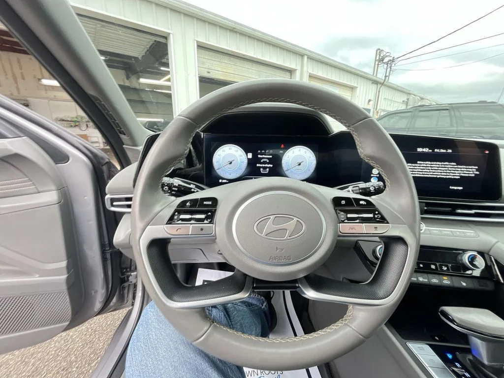 Used 2025 Silver Hyundai SEL Convenience image 14