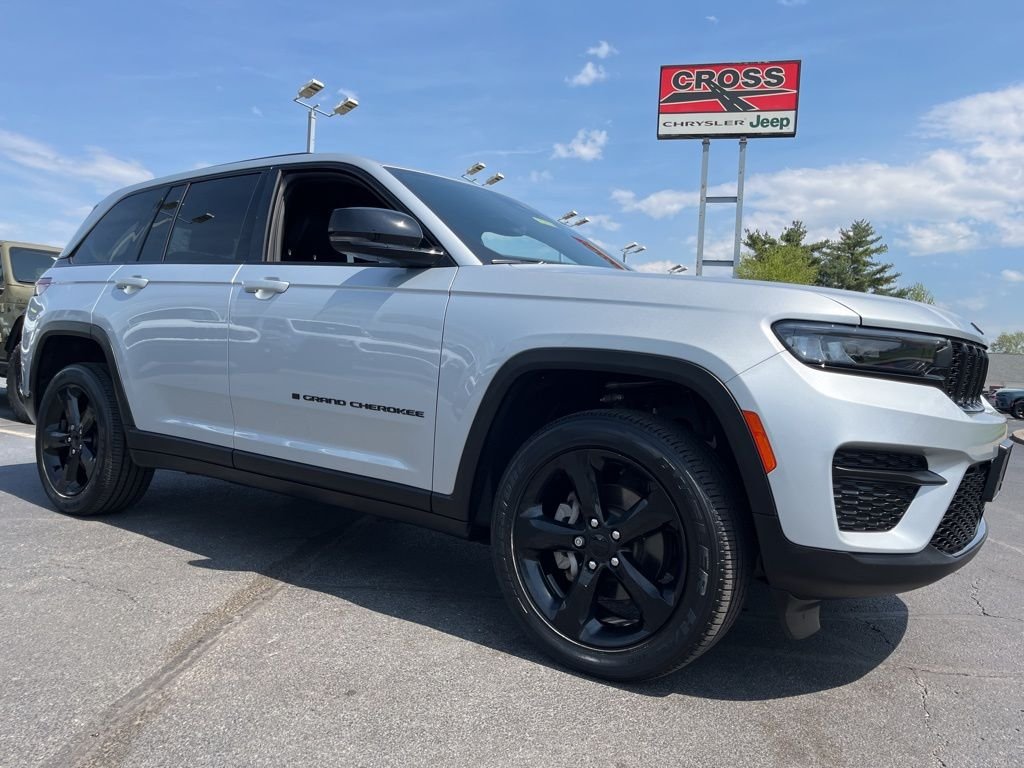 Used 2023 Silver Jeep Altitude X image 45