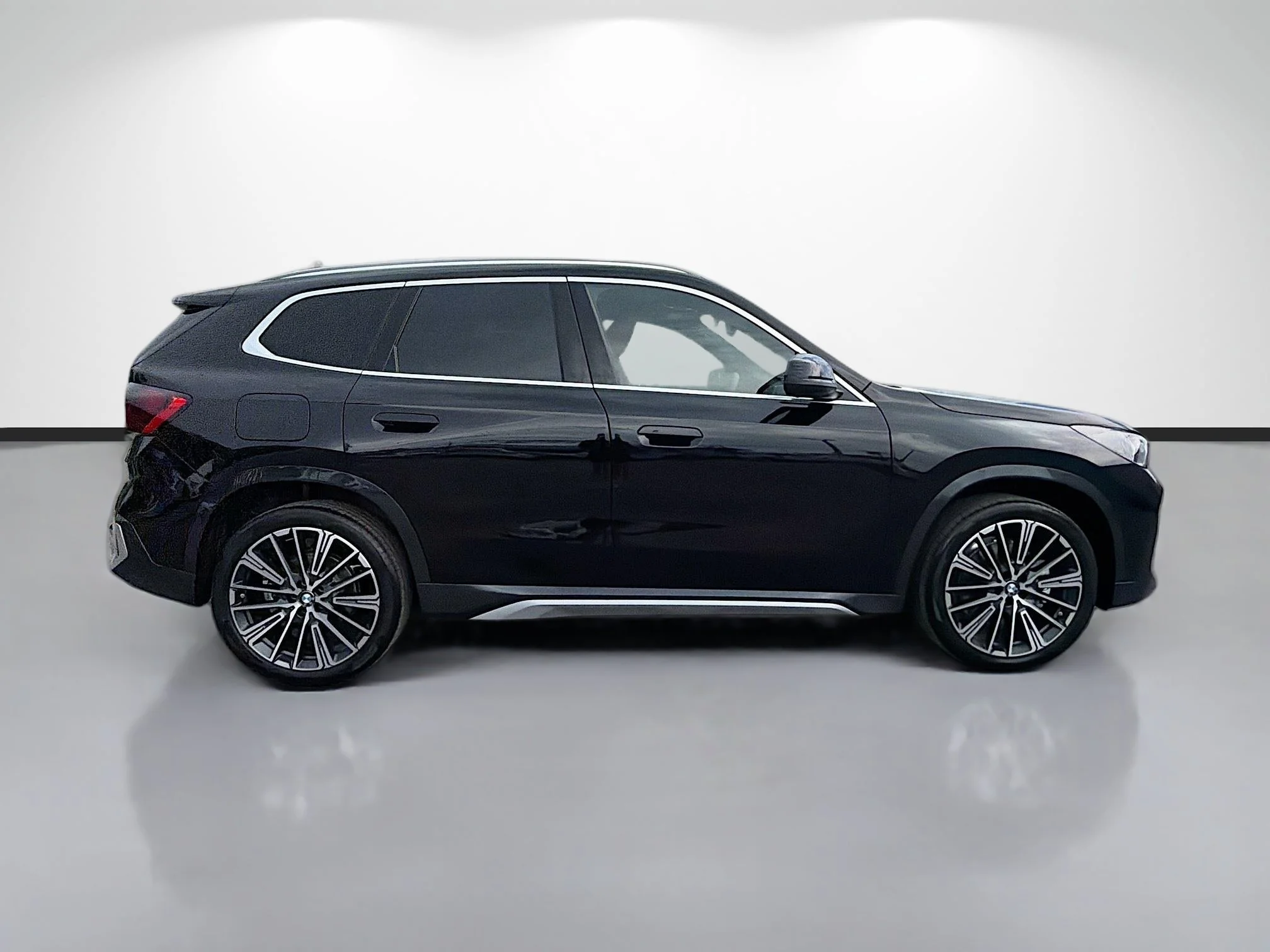 New 2026 Jet Black BMW xDrive28i image 2