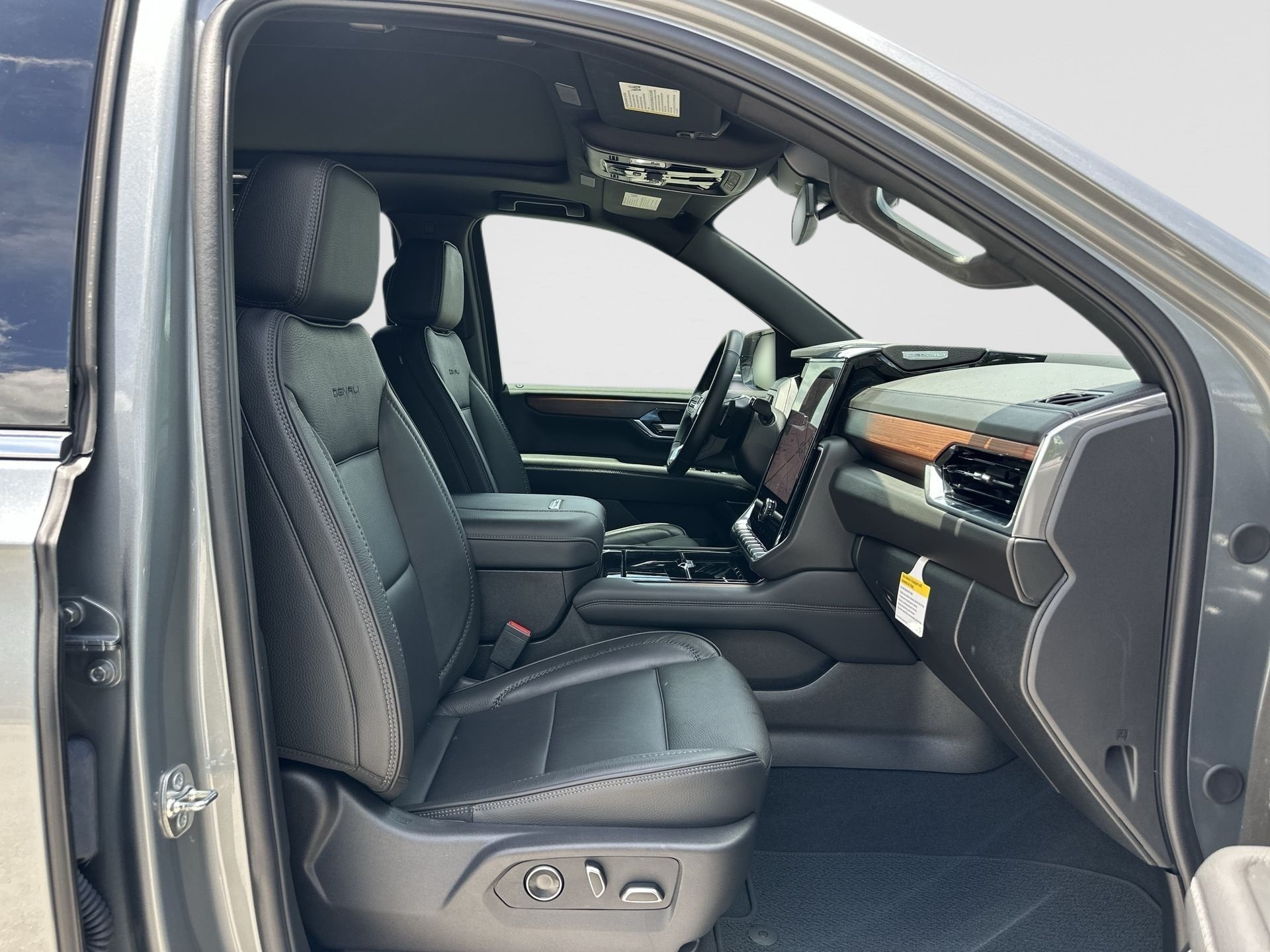 2026 GMC Yukon Denali - Photo 28