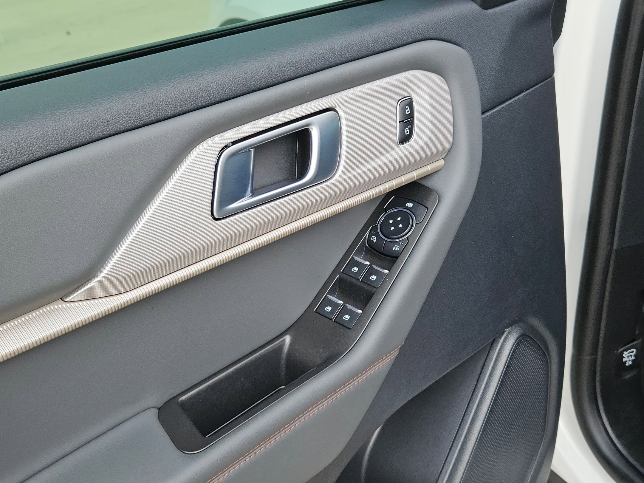 2025 Ford Explorer Active - Photo 13