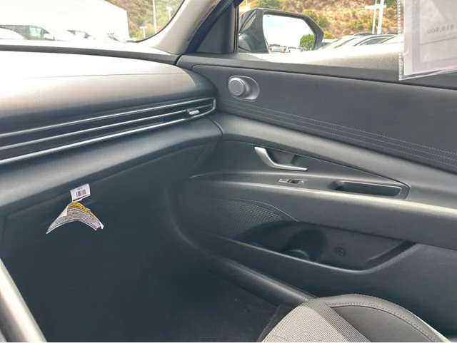 2021 Hyundai Elantra SE - Photo 17
