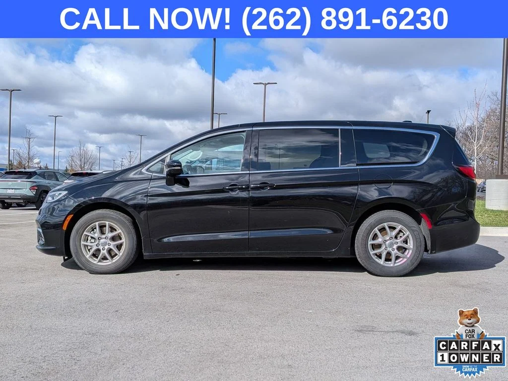 Used 2024 Black Chrysler Touring L image 4
