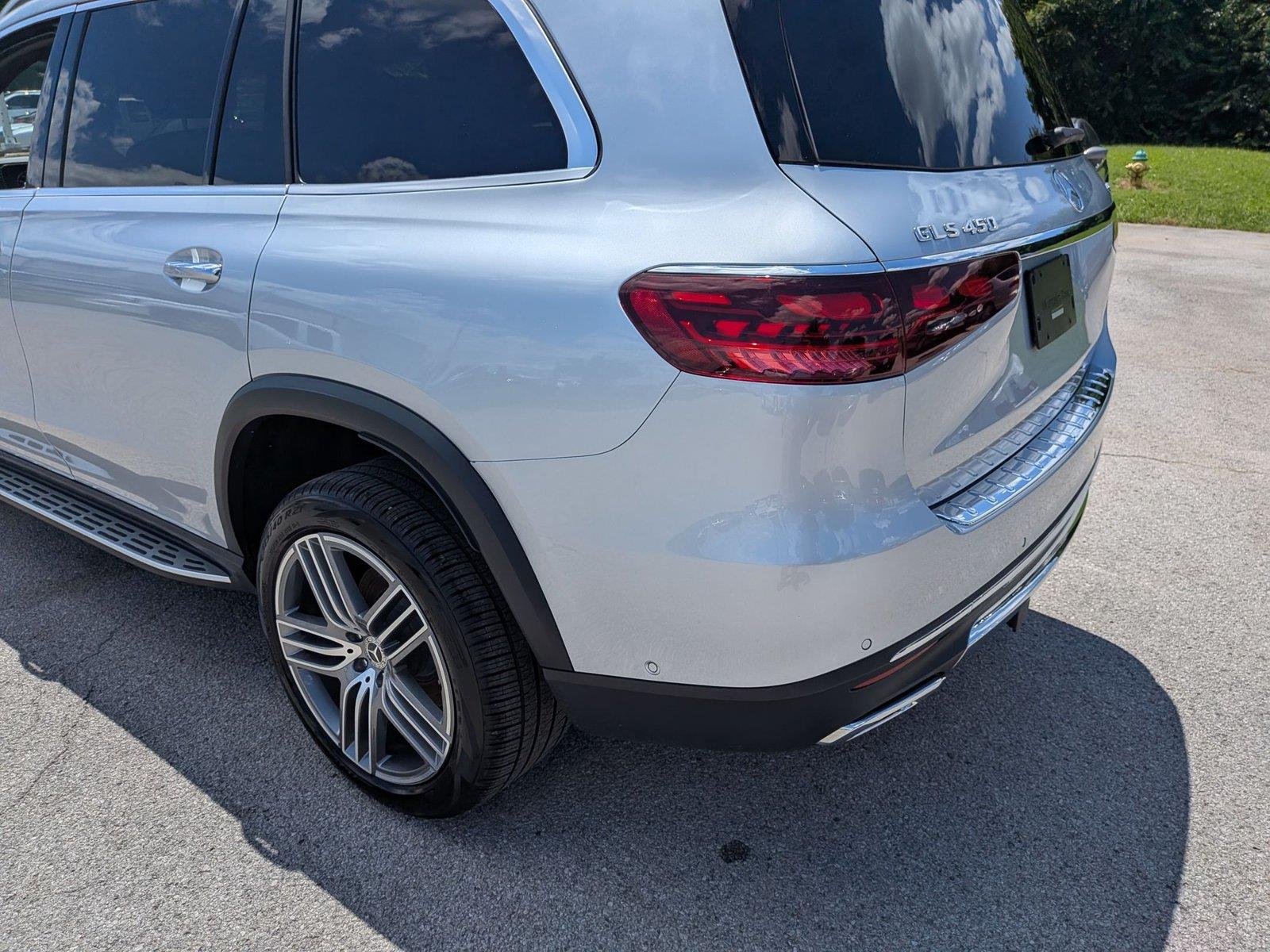 Used 2025 Cirrus Silver Metallic Mercedes-Benz GLS 450 image 12
