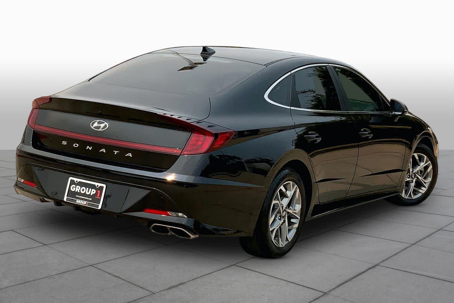 Used 2022 Phantom Black Hyundai SEL image 12