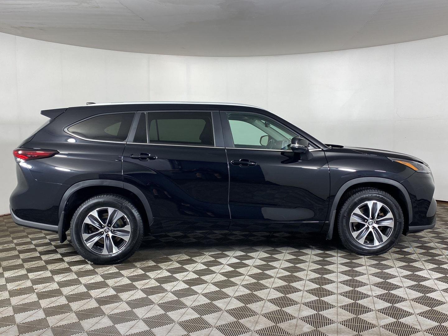 Used 2024 Midnight Black Metallic Toyota XLE image 4