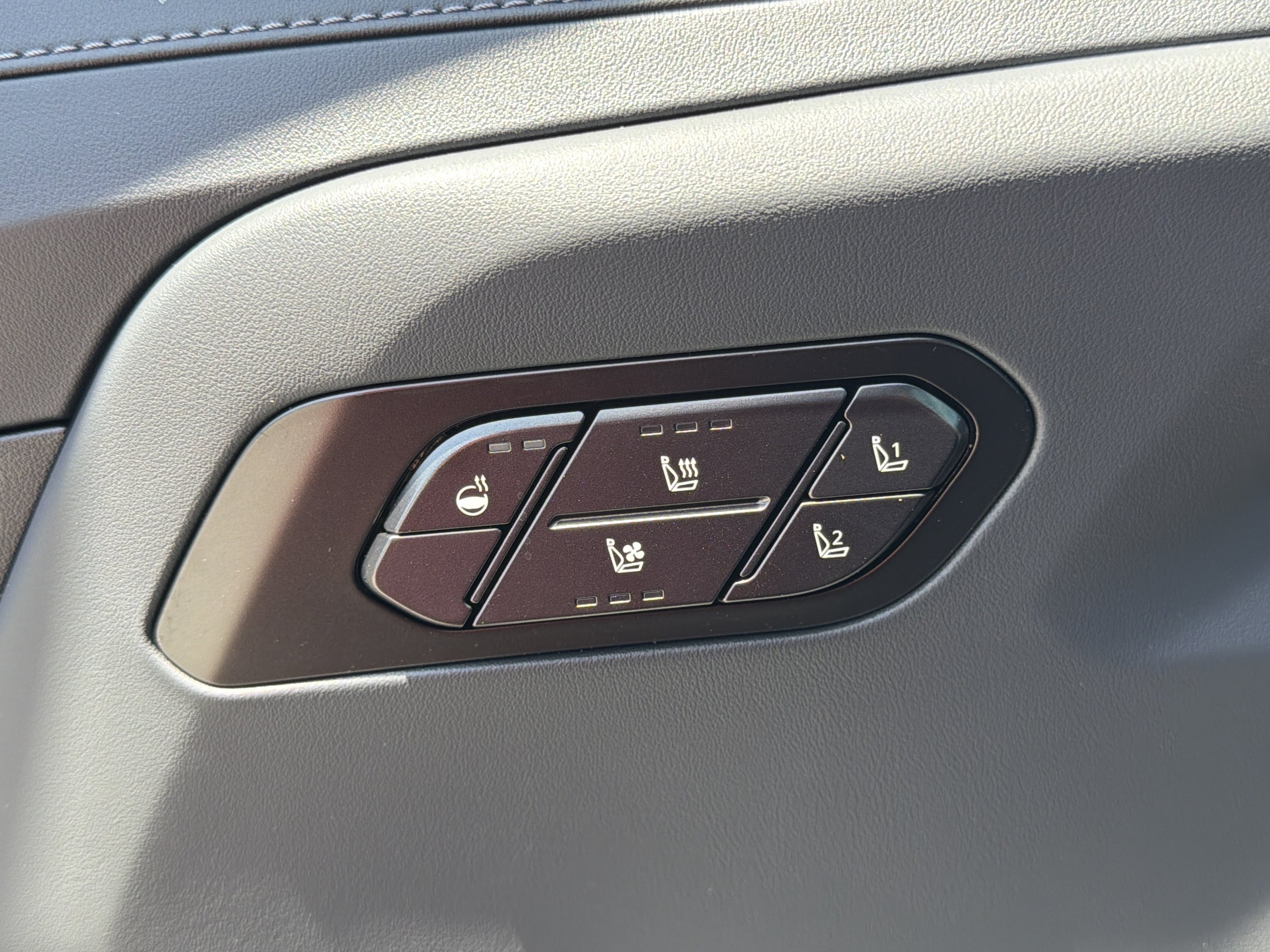 New 2027 Glacial White Pearl Kia X-LINE SX image 21