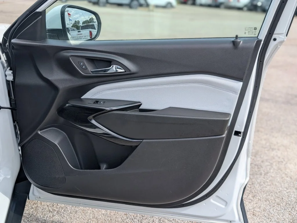 Used 2025 Summit White Chevrolet LT image 32