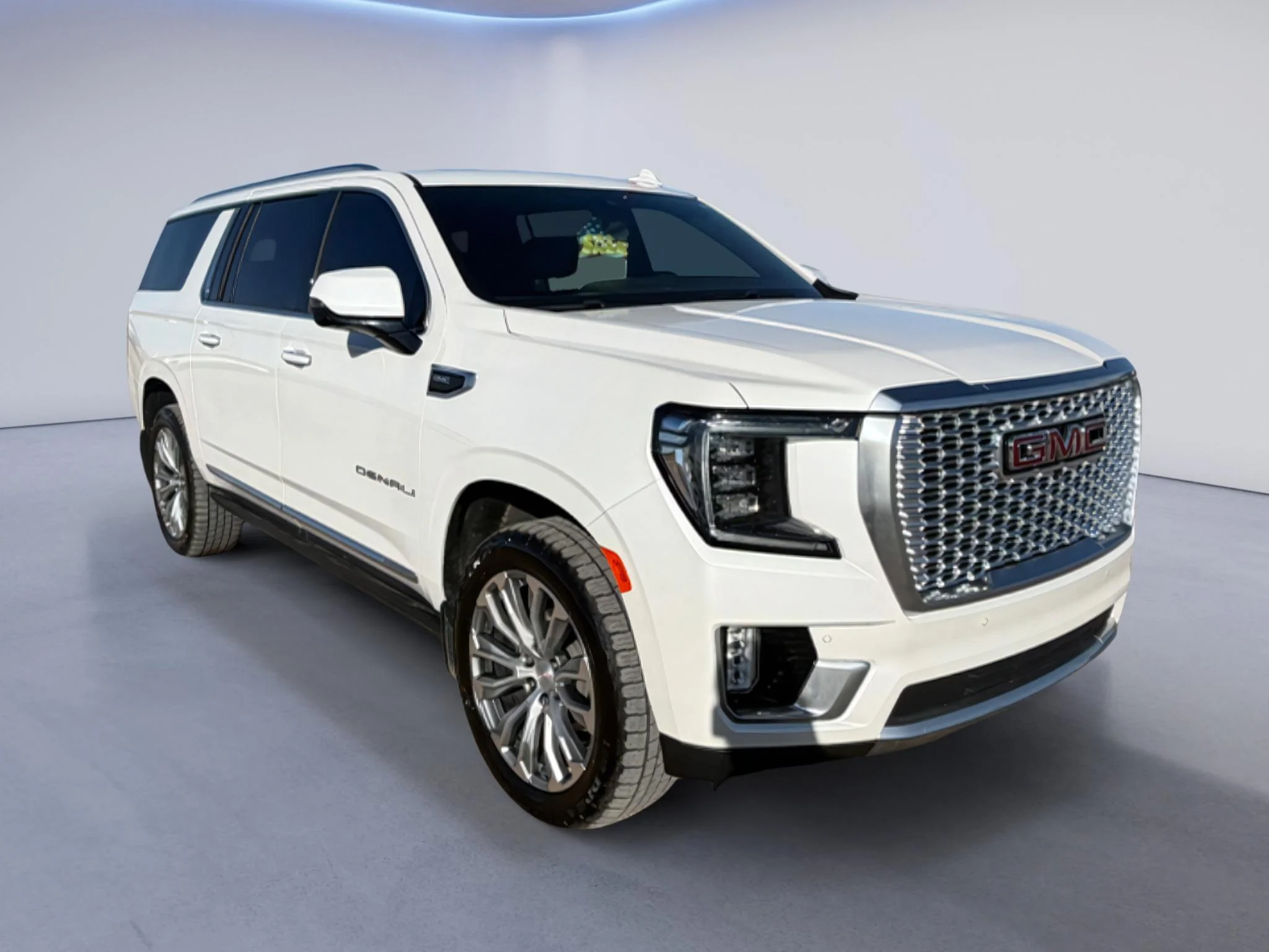 Used 2022 White Frost Tricoat GMC Denali image 3