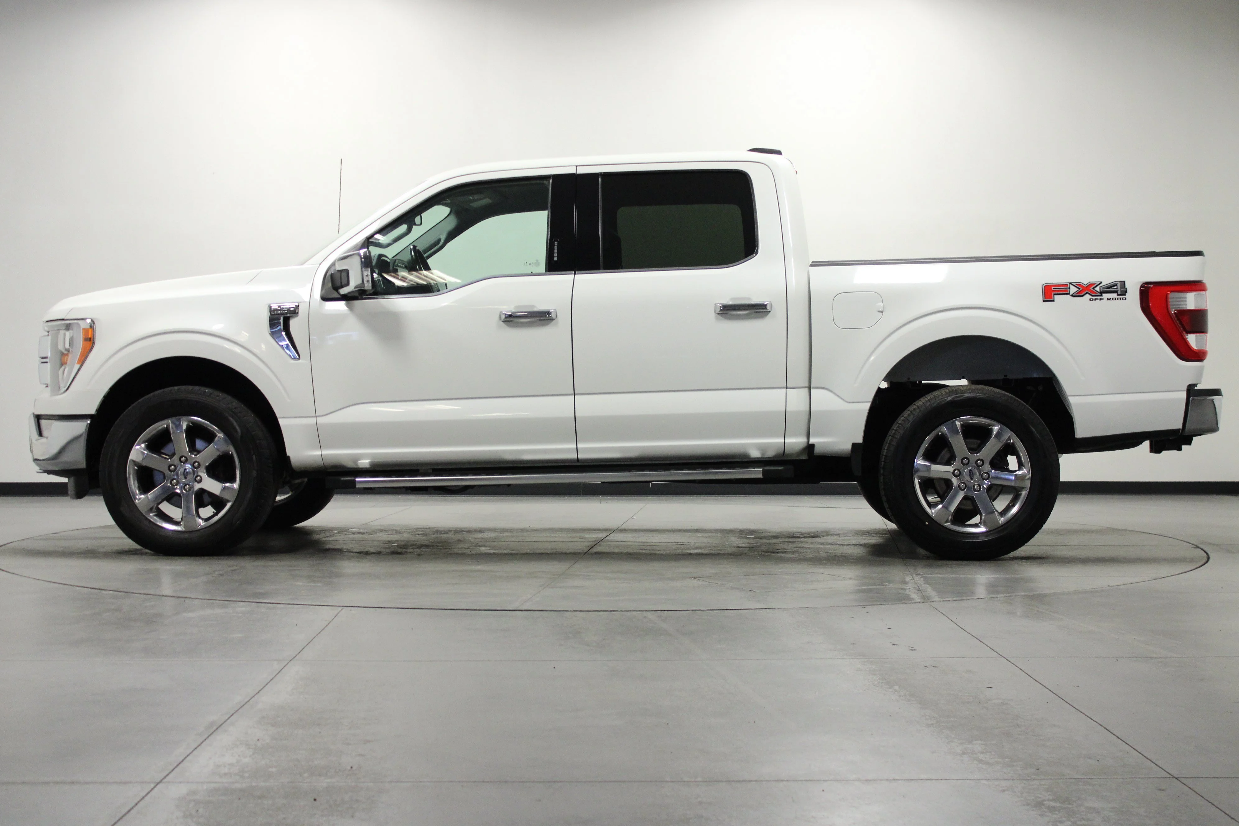 Used 2022 Star White Metallic Tri-Coat Ford LARIAT image 7