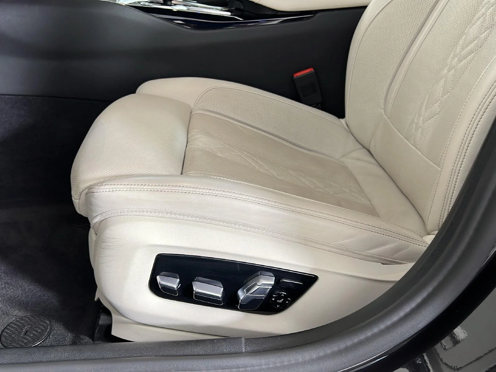 Used 2022 Dark Graphite Metallic BMW 540i xDrive image 15