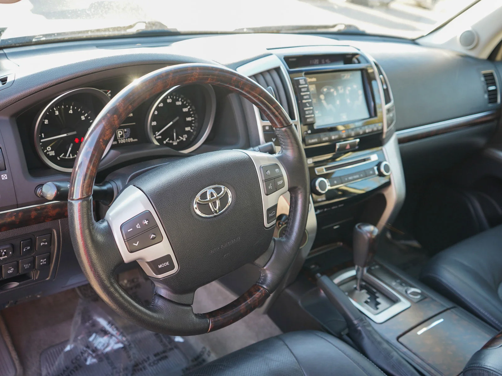 Used 2015 Classic Silver Metallic Toyota Base image 22