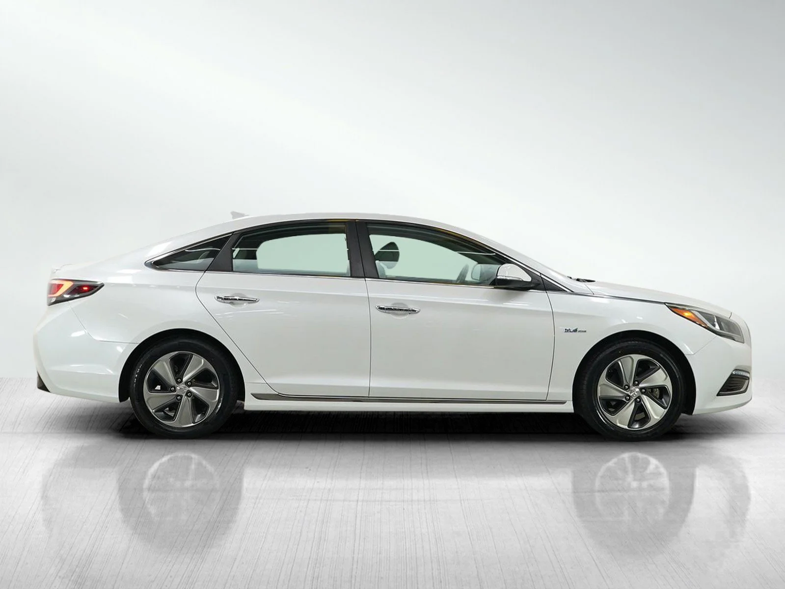Used 2017 Hyper White Hyundai  image 6