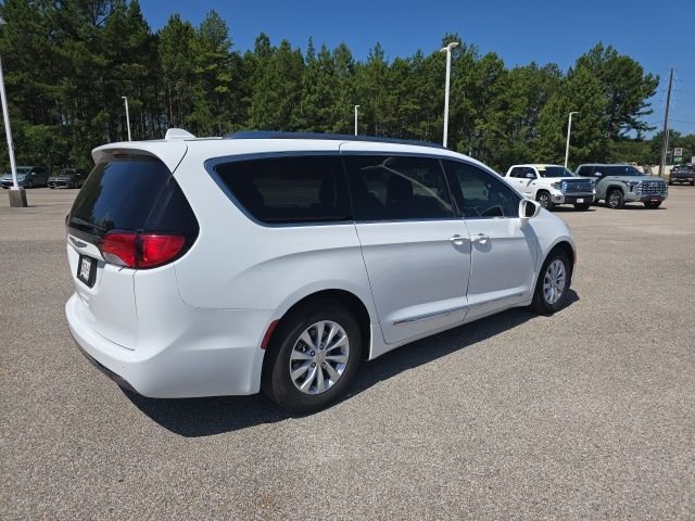 Used 2018 Bright White Clearcoat Chrysler Touring L image 4