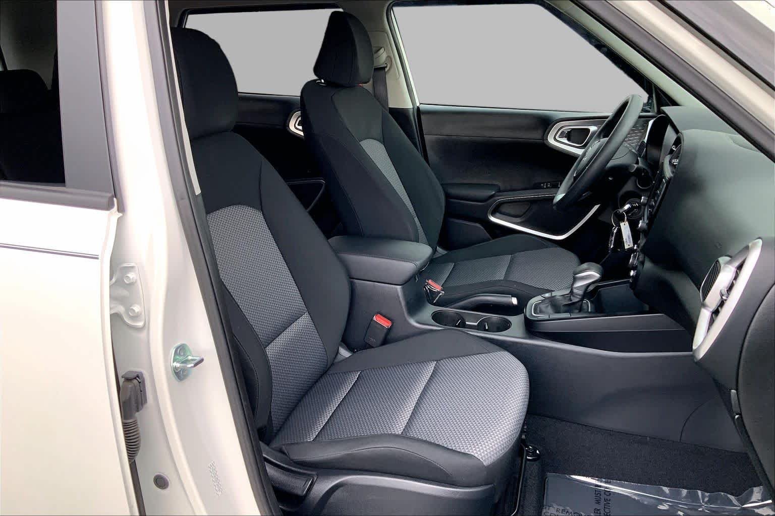 Used 2025 Snow White Pearl Kia LX image 9