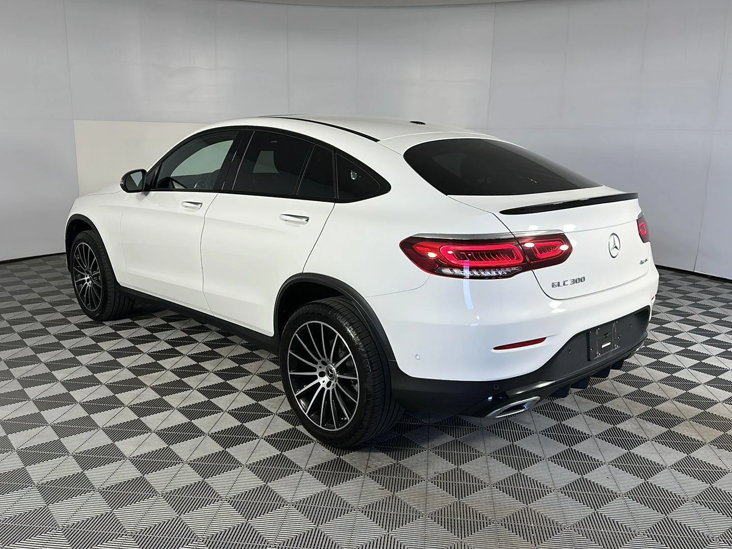Used 2023 Polar White Mercedes-Benz GLC 300 image 9