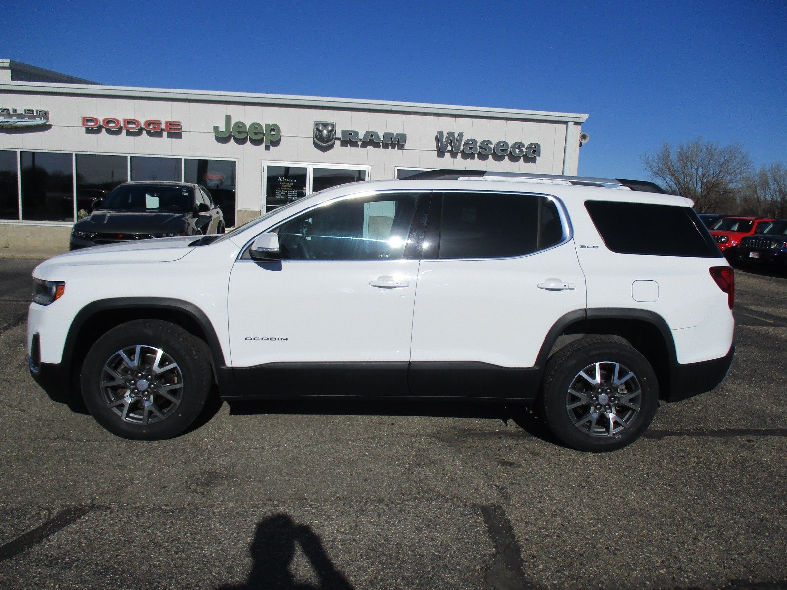 Used 2023 GMC Acadia SLE with VIN 1GKKNRL48PZ258256 for sale in Waseca, Minnesota