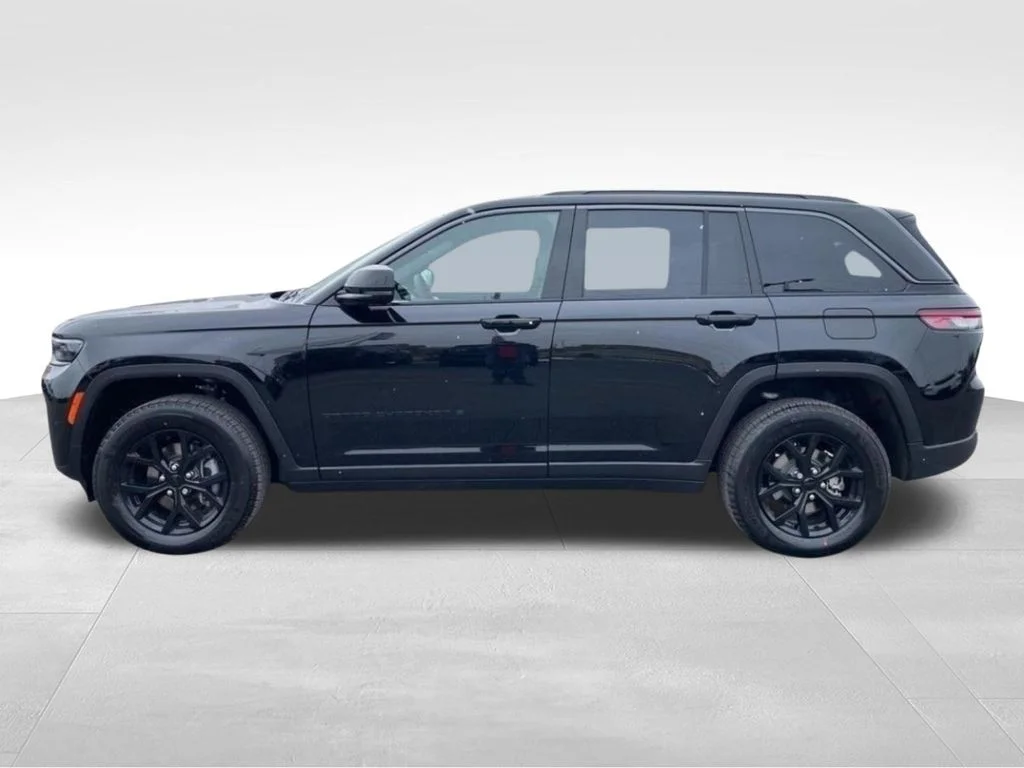 New 2026 Diamond Black Crystal Pearl-Coat Exterior Paint Jeep Altitude image 2