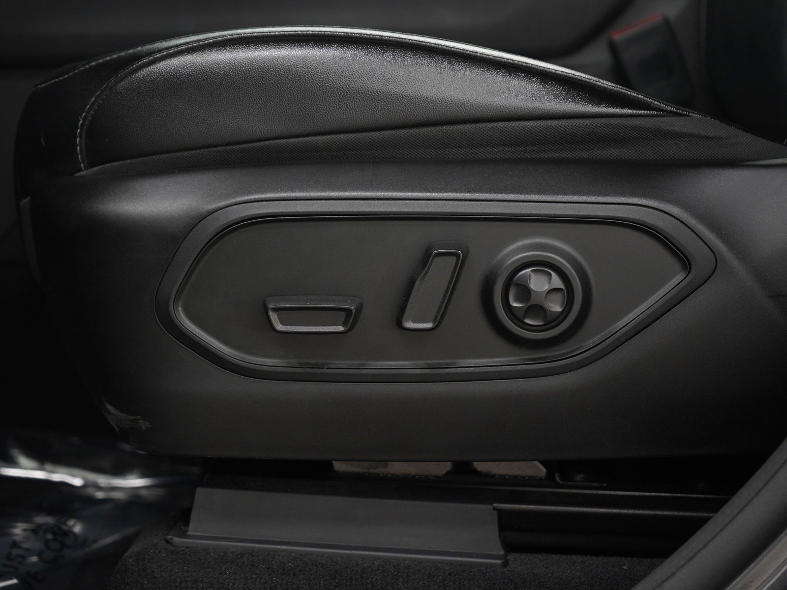 Used 2022  Jeep Limited image 24