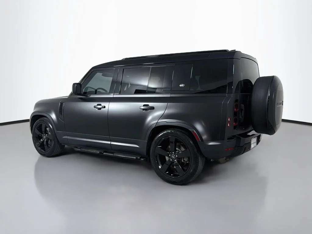 Used 2023 Gray Land Rover SE image 7