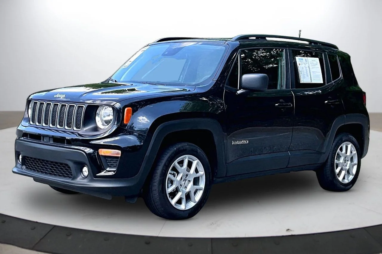 Used 2022 Black Jeep Latitude image 4