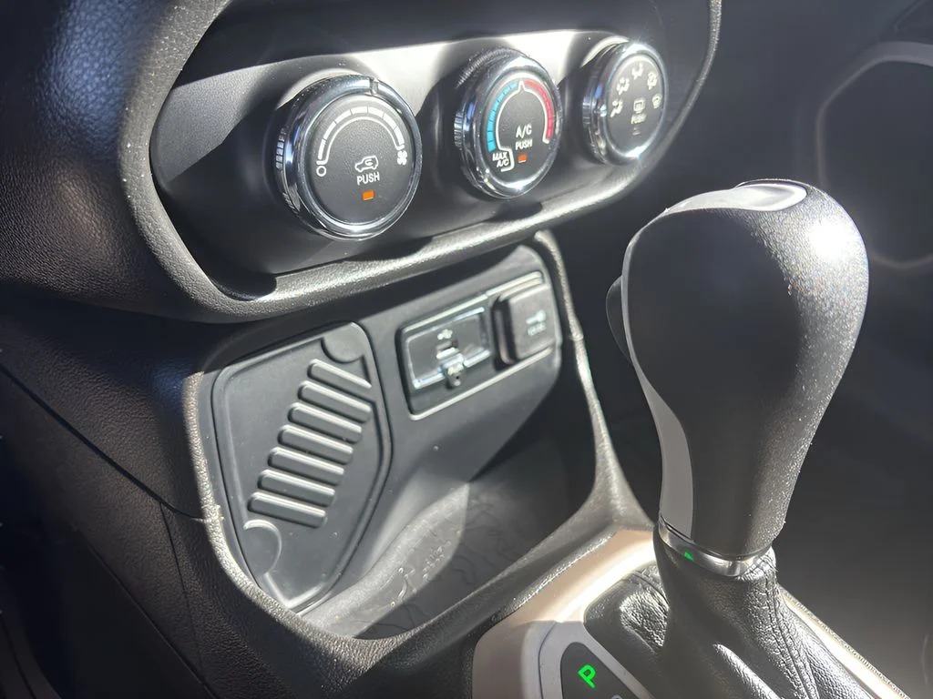 Used 2017 Granite Crystal Metallic Clearcoat Jeep Latitude image 19