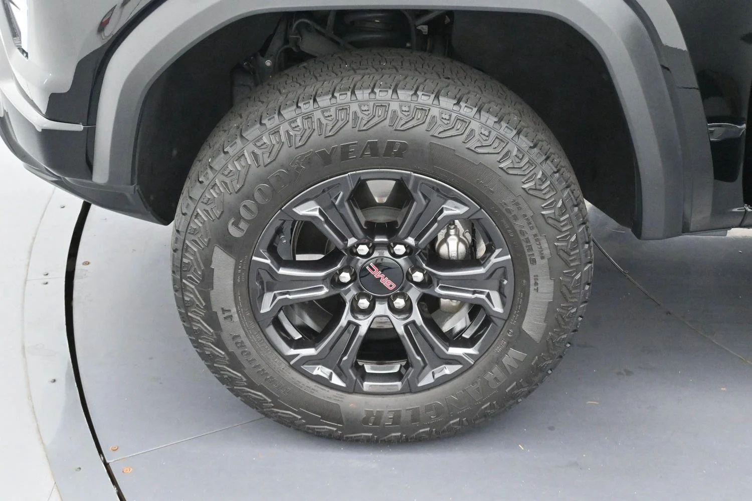 Used 2025 Onyx Black GMC Elevation image 32