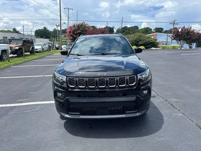 New 2026 Diamond Black Crystal Pearl-Coat Exterior Paint Jeep Latitude image 2