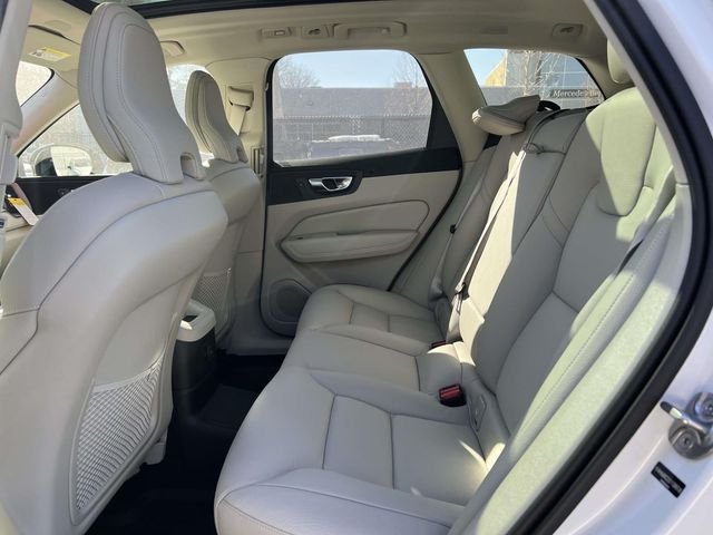2025 Volvo XC60 Plus - Photo 13