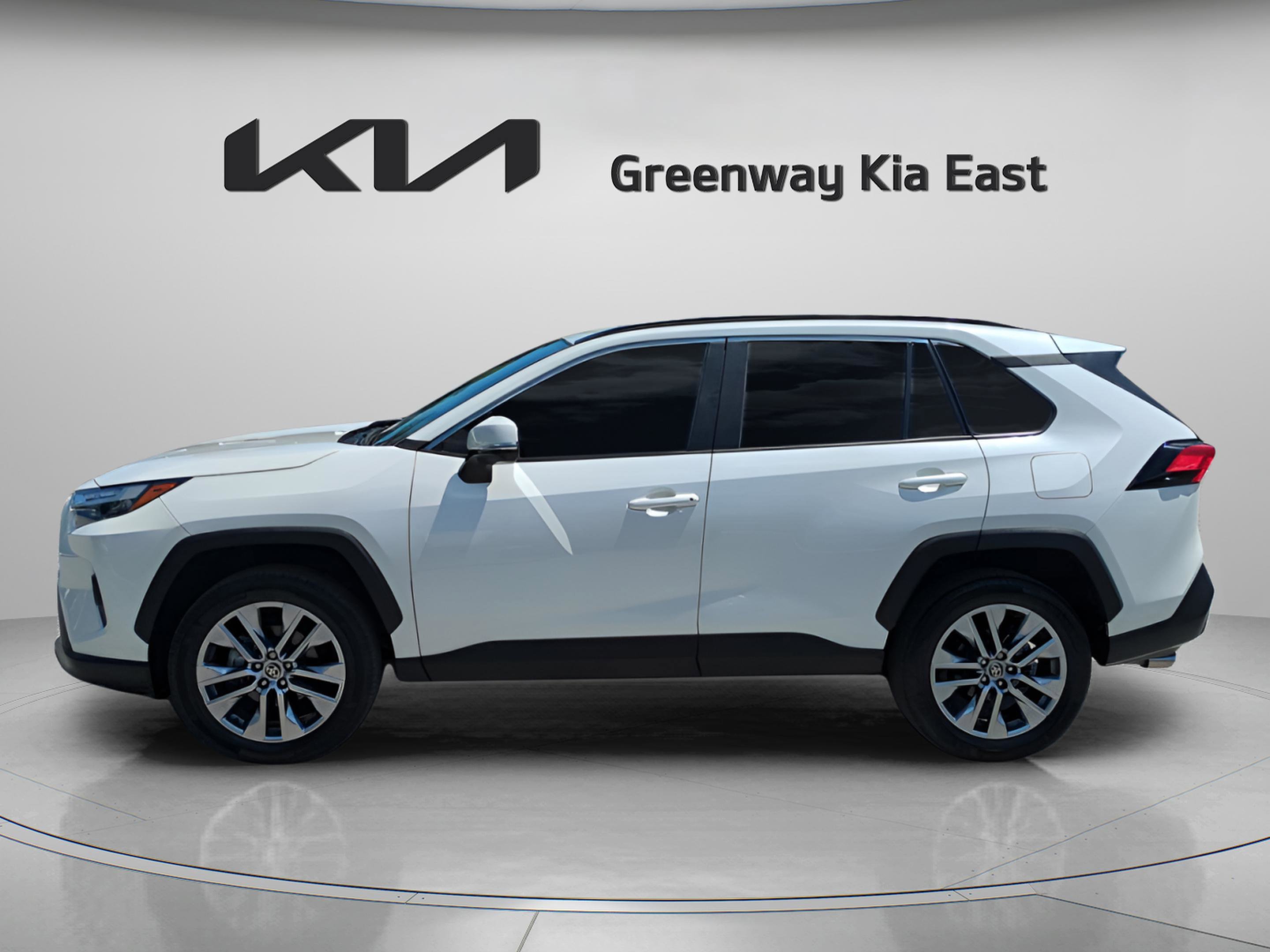 Used 2022 Blizzard Pearl Toyota XLE Premium image 9