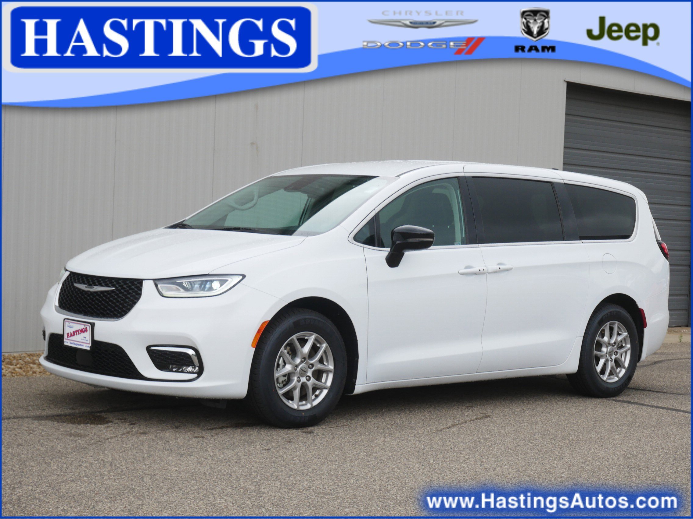 2024 Chrysler Pacifica Touring L's photo