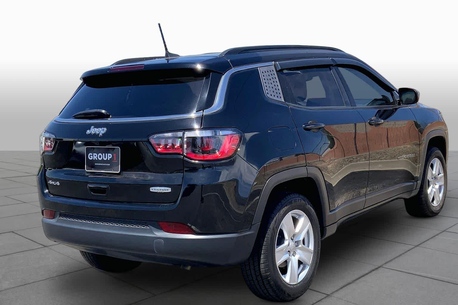 Used 2022 Diamond Black Crystal Pearlcoat Jeep Latitude image 12