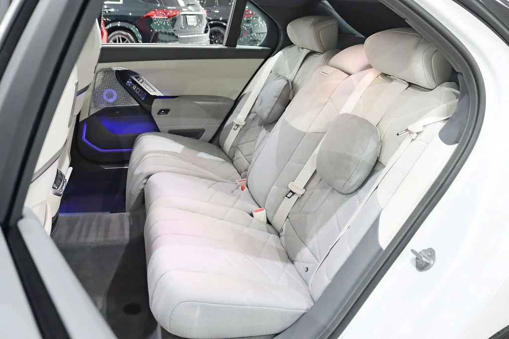 Used 2024 White BMW 760i xDrive image 31
