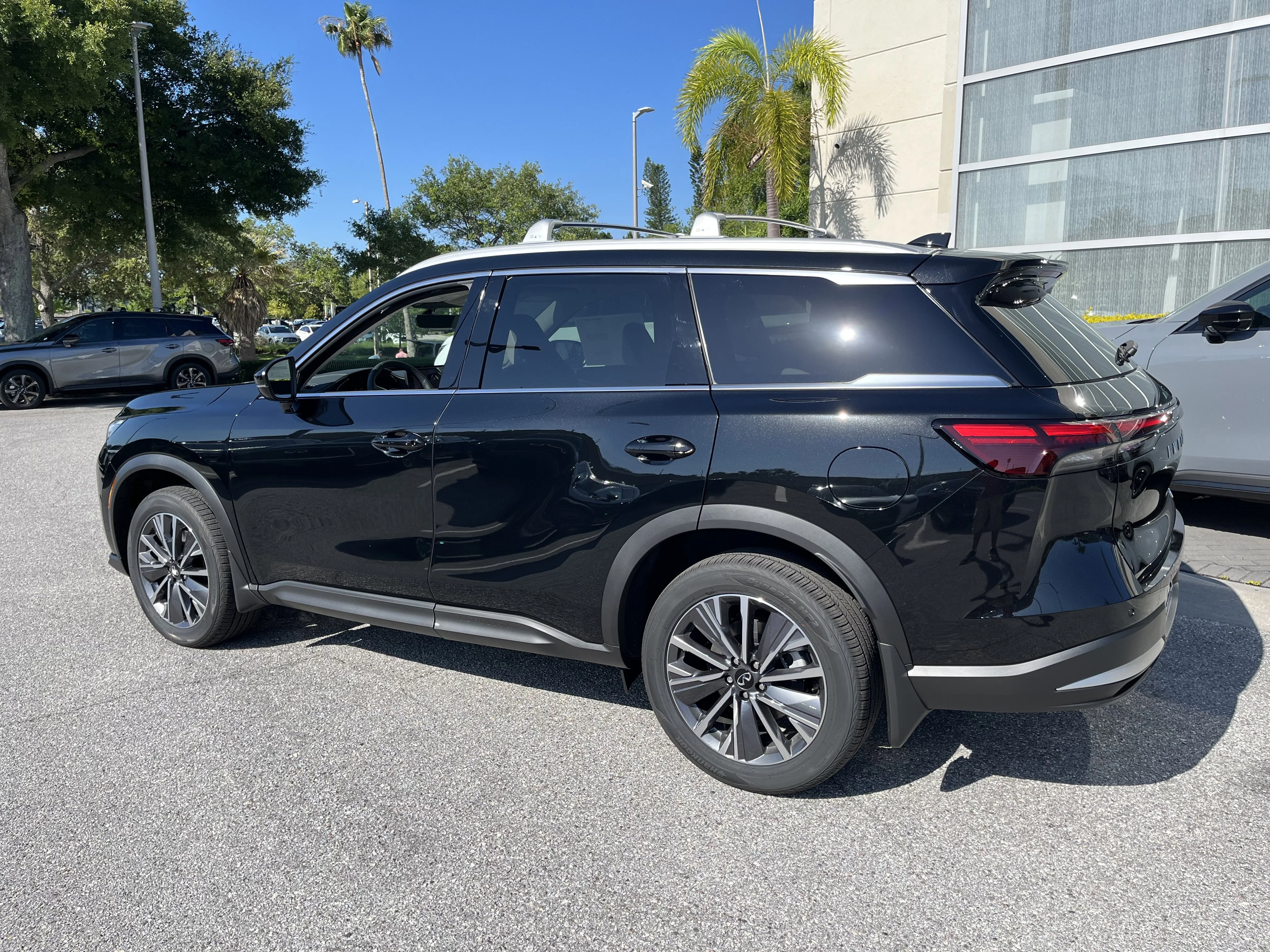 New 2027 Mineral Black INFINITI LUXE image 3