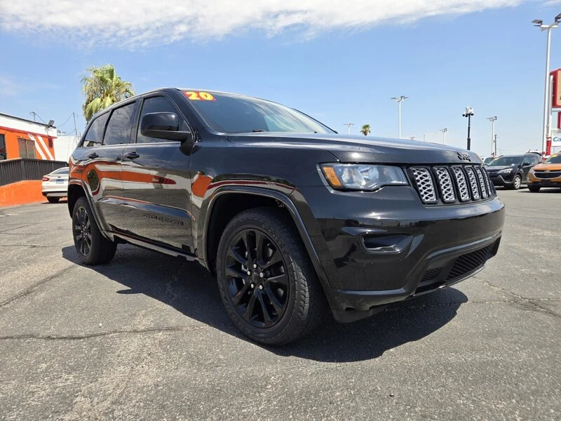 Used 2020 Diamond Black Crystal Pearlcoat Jeep Altitude image 5