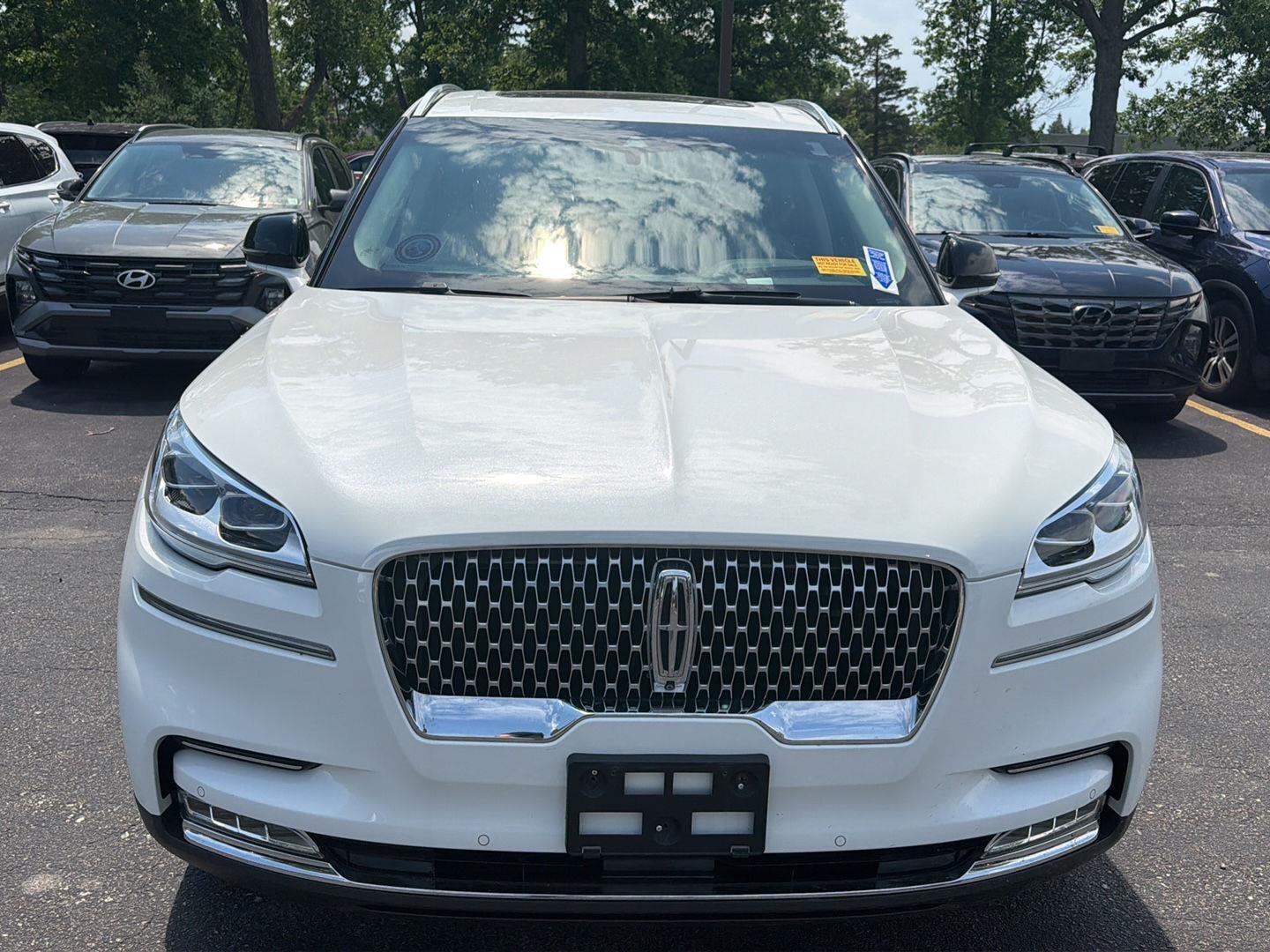 Used 2022 Pristine White Lincoln Reserve image 2
