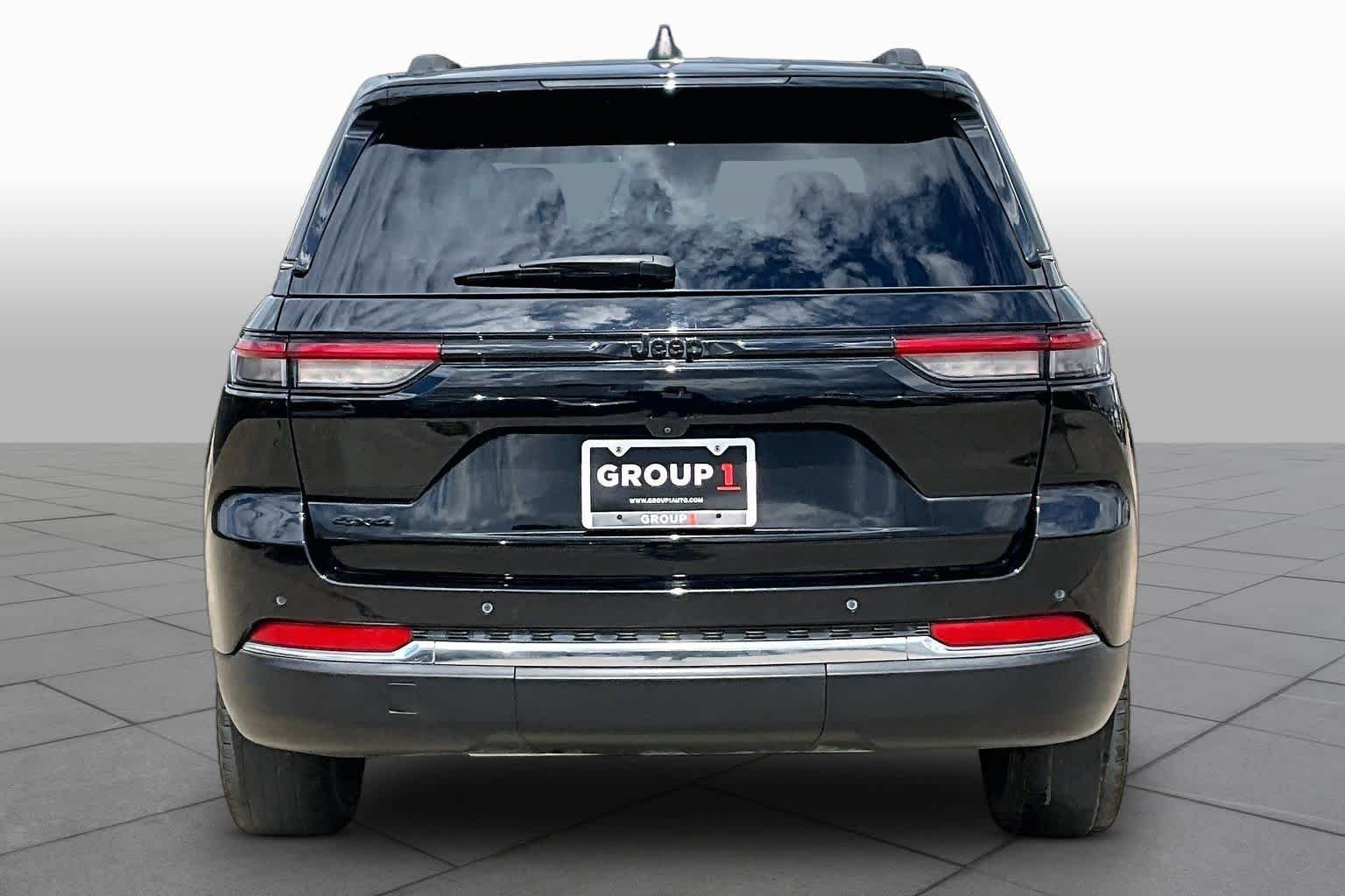 Used 2022 Diamond Black Crystal Pearlcoat Jeep Laredo image 5