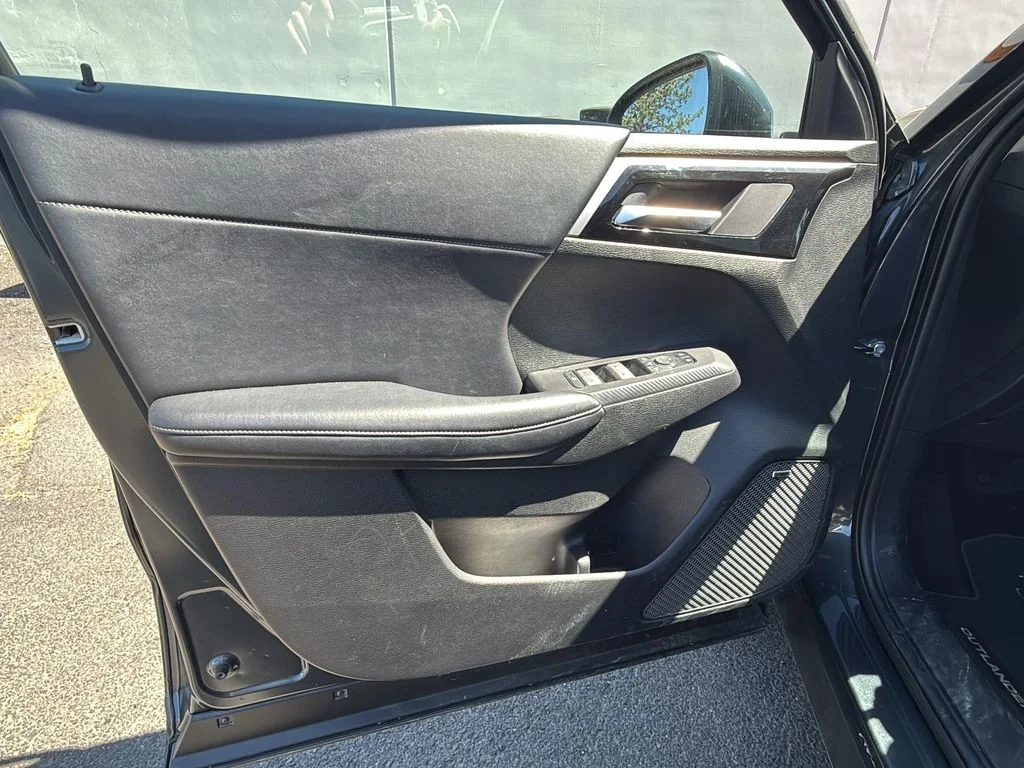 Used 2025 Gray Mitsubishi SE image 9