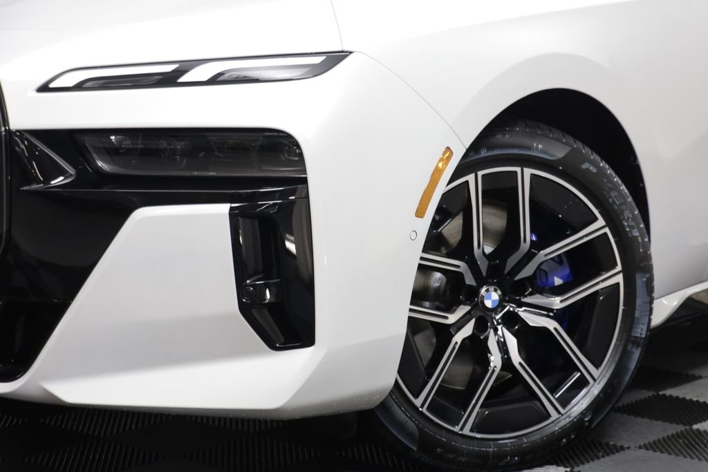 New 2026 Mineral White Metallic BMW 740i xDrive image 4