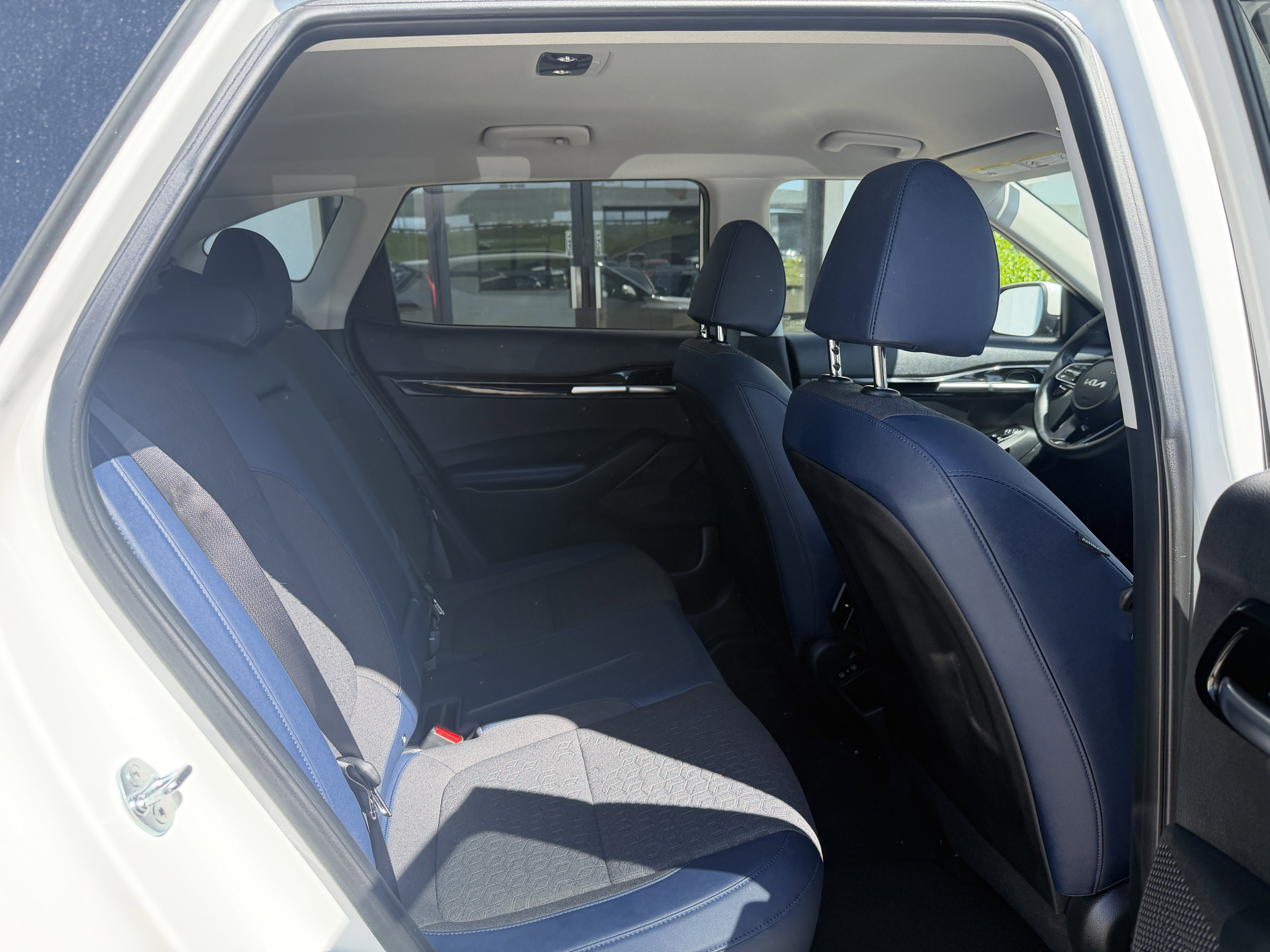 Used 2024 Snow White Pearl Kia S image 23