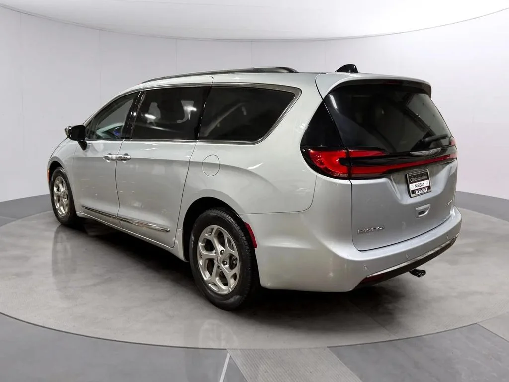 Used 2023 Silver Mist Clearcoat Chrysler Limited image 6