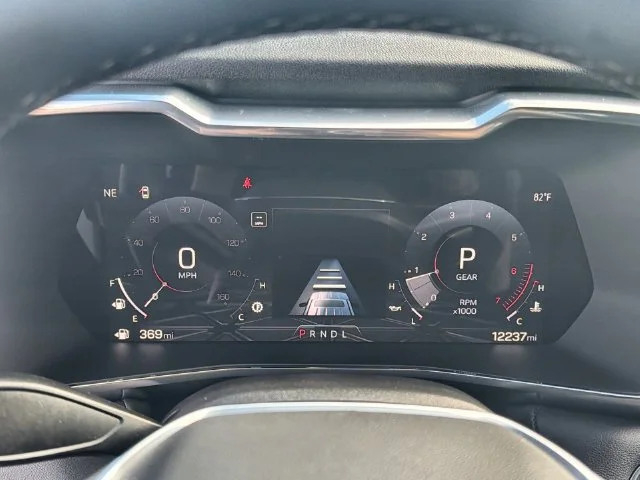 Used 2025 Summit White GMC Elevation image 12