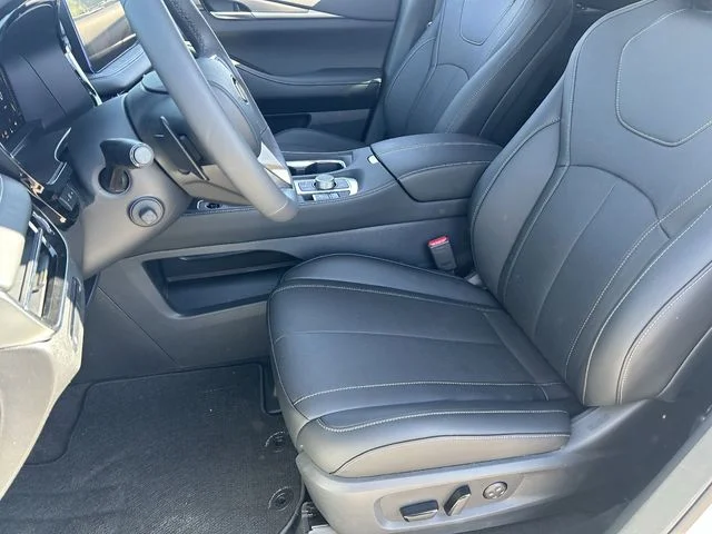 New 2027 RADIANT WHITE INFINITI Luxe FWD image 22