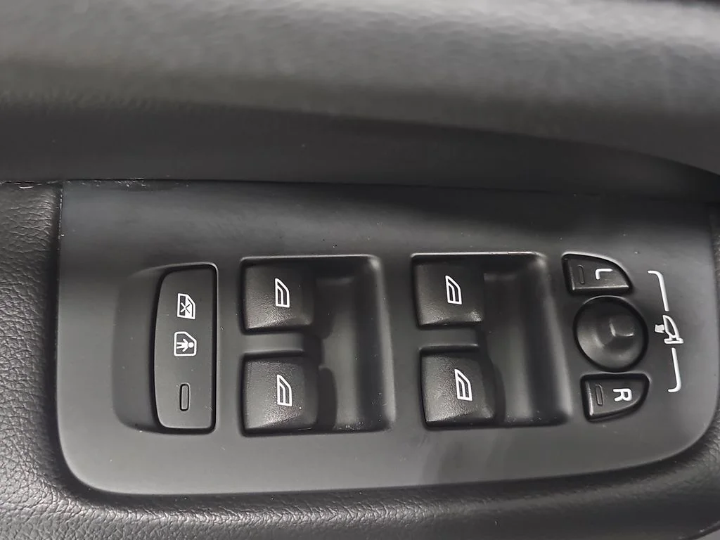 Used 2019 Beige Volvo T5 Momentum image 30