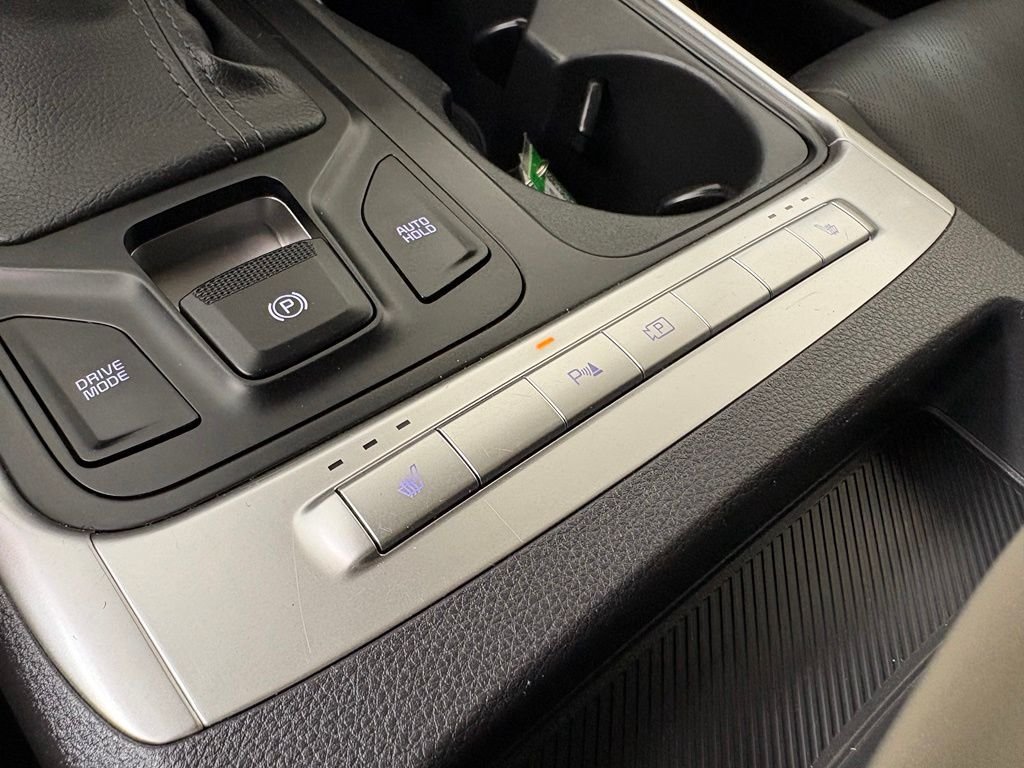 Used 2025 White Kia LXS image 34