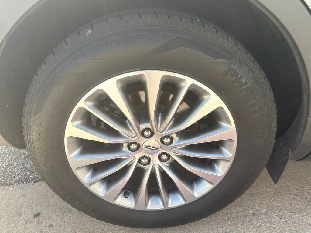 Used 2018 Gray Lincoln Select image 6