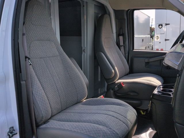 New 2025 Summit White Chevrolet 1WT image 25