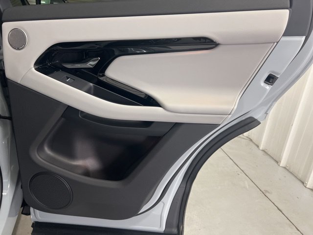 New 2026 Arroios Grey Land Rover Dynamic SE image 18