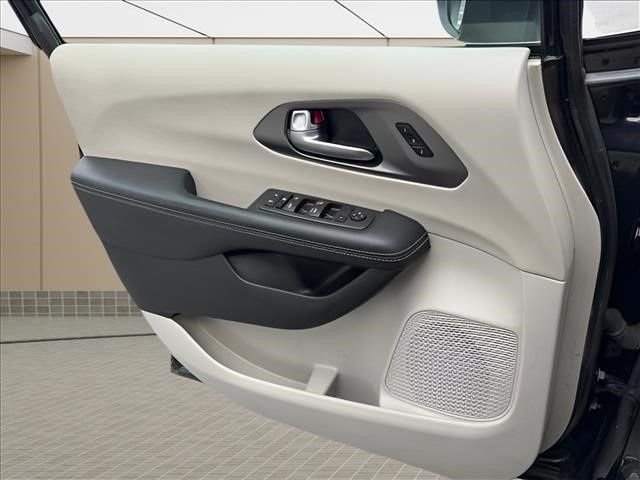 Used 2023 Black Chrysler Touring L image 17