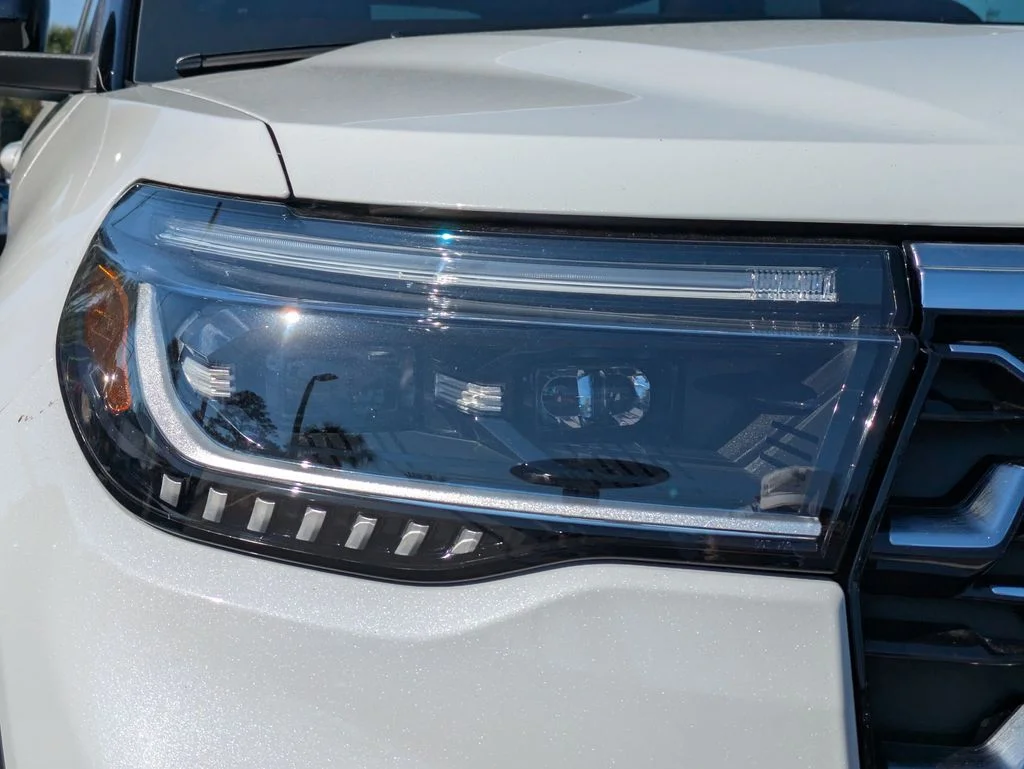 New 2026 Star White Metallic Tri-Coat Ford Platinum image 8